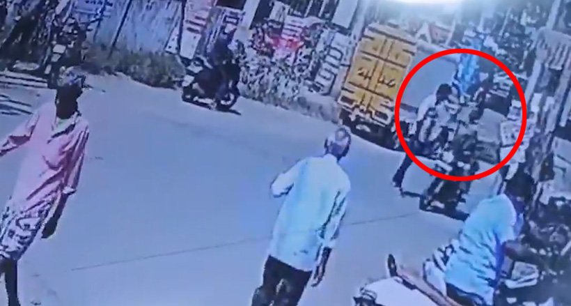 റോഡ് മുറിച്ചുകടക്കുന്നതിനിടെ ഫോൺ ഉപയോഗിച്ചയാളെ ഹെൽമെറ്റ് ധരിക്കാത്ത പോലീസുകാരൻ തല്ലി