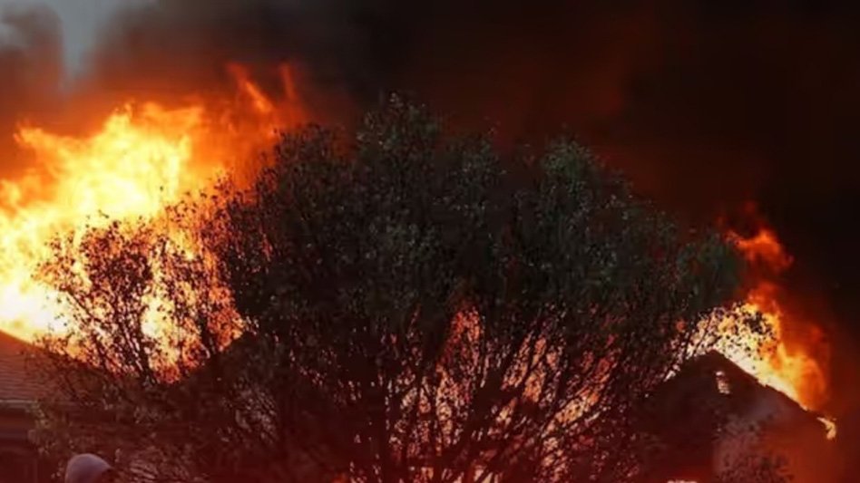 5 മരണം, തീ വിഴുങ്ങിയത് ആയിരത്തിലേറെ വീടുകൾ! ലോകത്തെ ഞെട്ടിച്ച് ലോസ് ഏഞ്ചൽസിലെ കാട്ടുതീ