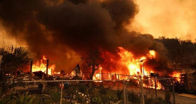 കാട്ടുതീ ശമിക്കുന്നില്ല; ഹോളിവുഡിലേക്ക് പടരുന്നു