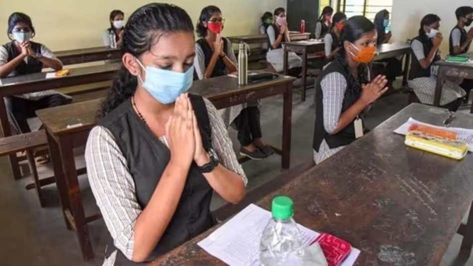 ഹയർസെക്കണ്ടറി പരീക്ഷ നടത്താൻ പണമില്ല; വിദ്യാർഥികളിൽ നിന്നും പണം പിരിക്കാൻ ഉത്തരവ്