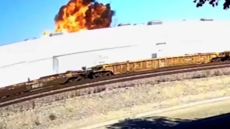 വിമാനം കെട്ടിടത്തിൻ്റെ മേൽക്കൂരയിൽ തകർന്നുവീണു! രണ്ട് പേർക്ക് ദാരുണാന്ത്യം, 18 പേർക്ക് പരിക്ക്