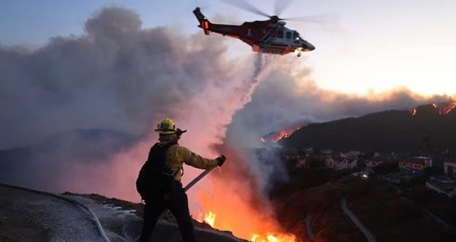 കാ​ട്ടു​തീ പ​ട​രു​ന്നു; ലോ​സ് ആ​ഞ്ച​ല​സി​ല്‍ അ​ടി​യ​ന്ത​രാ​വ​സ്ഥ