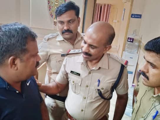 4.75 ലക്ഷം, ചികിത്സയ്ക്കുള്ള പണമാണ്, കിട്ടാതെ മടങ്ങില്ലെന്ന് നിക്ഷേപകൻ തൊടുപുഴയിൽ ബാങ്കിനുള്ളിൽ പ്രതിഷേധം