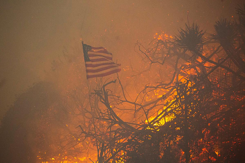 തെക്കന്‍ കാലിഫോര്‍ണിയയില്‍ വന്‍ കാട്ടുതീ: 2,900 ഏക്കറുകള്‍ കത്തിനശിച്ചു; 30,000 പേരെ ഒഴിപ്പിച്ചു