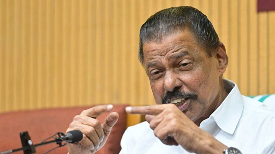 ‘പൊതുഇടത്തിൽ സ്ത്രീക്കും പുരുഷനും തുല്യത വേണം, അത് സമ്മതിച്ച് കൊടുക്കാത്തവരെ എന്താണ് വിളിക്കേണ്ടത് താൻ പറയുന്നില്ല’: എം വി ഗോവിന്ദൻ