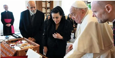 ഭവനരഹിതർക്കായി ഫിസിയോതെറാപ്പി ഉപകരണങ്ങൾ മാർപാപ്പയ്ക്ക് കൈമാറി മാൾട്ട പ്രസിഡന്റ്