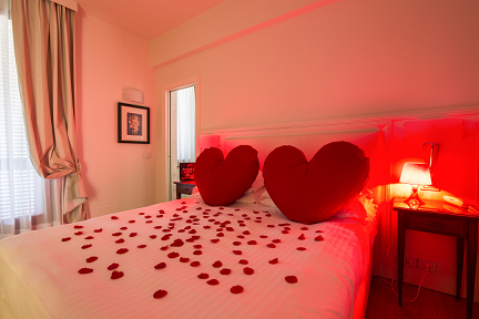 വിവാഹിതരല്ലാത്ത കമിതാക്കള്‍ക്ക് റൂം നല്‍കുന്നത് വിലക്കണമെന്ന ആവശ്യവുമായി ബജ്റംഗ്ദള്‍