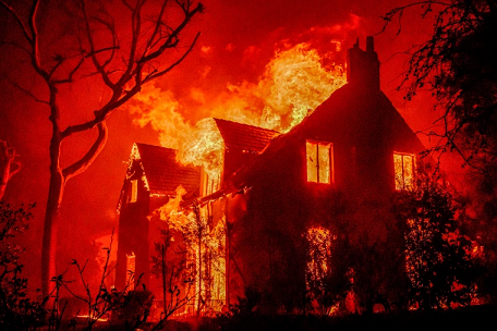 കാട്ടുതീയിൽ ലോസ് ഏഞ്ചൽസ് കത്തുന്നു; ഹോളിവുഡ് താരങ്ങളുടെ ബംഗ്ലാവുകളും ചാമ്പലായി