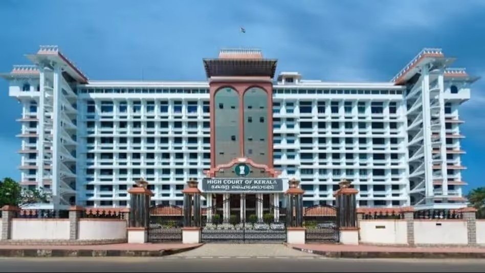 പൊതുസ്ഥലങ്ങളിൽ കൊടിമരങ്ങൾ പാടില്ല; ആറു മാസത്തിനകം നയം രൂപീകരിക്കാൻ സർക്കാരിനോട് ആവശ്യപ്പെട്ട് ഹൈക്കോടതി