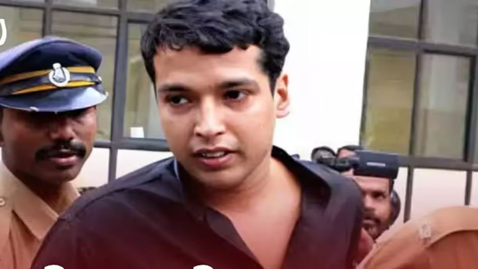 ക്ഷണം വൈകി; ഹോട്ടലിലെ ചില്ലു ഗ്ലാസുകൾ തകർത്ത് പൾസർ സുനി, കൊല്ലുമെന്ന് ഭീഷണി