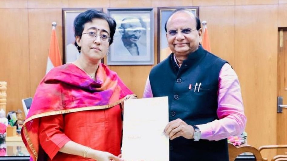 ആം ആദ്മി പാർട്ടിയുടെ തോൽവിക്ക് പിന്നാലെ ഡൽഹി നിയമസഭ പിരിച്ചുവിട്ട് അതിഷി പടിയിറങ്ങി