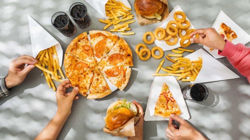 ഹോസ്റ്റലിലേക്ക് ഓൺലൈനായി പിസ്സ ഓർഡർ ചെയ്തു; നാല് പെൺകുട്ടികളെ ഒരു മാസത്തേക്ക് പുറത്താക്കി