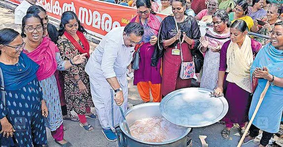 ആശ വർക്കർമാരുടെ സമരം:  കരിങ്കൊടി കാണിച്ച യൂത്ത് കോണ്‍ഗ്രസുകാരുമായി വാഹനത്തില്‍ നിന്ന് ഇറങ്ങി വാഗ്വാദം നടത്തി മന്ത്രി വീണ ജോർജ്