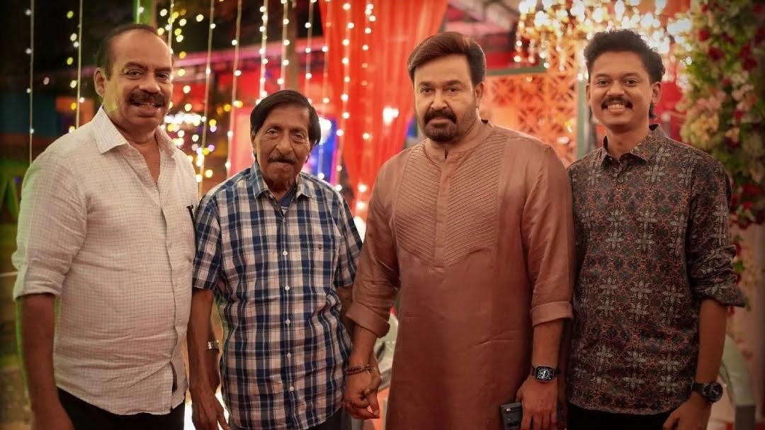 ‘ചില്ലിട്ടുവെക്കേണ്ടത്…’; മോഹൻലാലിന്റെ കൈപിടിച്ച് ശ്രീനിവാസൻ; ‘ഹൃദയപൂര്‍വം’ ചിത്രവുമായി സം​ഗീത്
