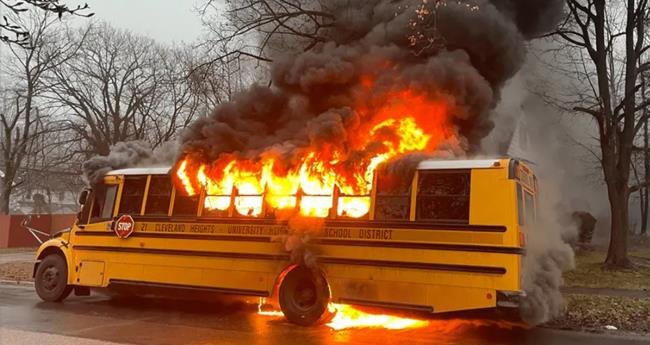 ഓ​ഹാ​യോ​യി​ൽ സ്കൂ​ൾ ബ​സി​ന് തീ​പി​ടി​ച്ചു; ര​ക്ഷ​ക​നാ​യി ഡ്രൈ​വ​ർ