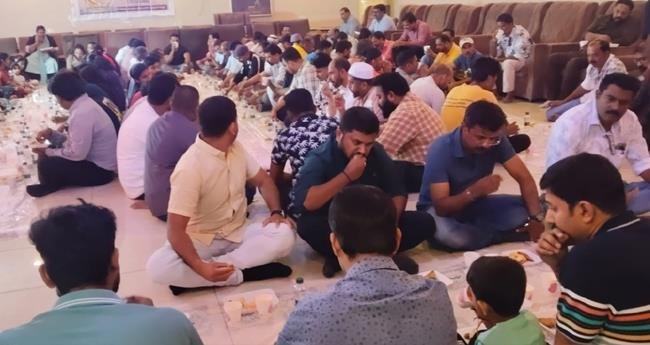 പ്ര​വാ​സി സ്നേ​ഹ​കൂ​ട്ടാ​യ്മ​യു​ടെ ഇ​ഫ്താ​ർ വി​രു​ന്നൊ​രു​ക്കി ന​വ​യു​ഗം തു​ഗ്‌​ബ മേ​ഖ​ല ക​മ്മി​റ്റി