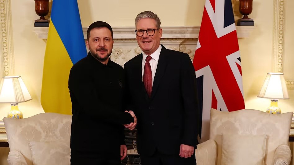 ‘യുകെ നിങ്ങളോടൊപ്പം നിൽക്കുന്നു’: ട്രംപിൻ്റെ പിന്മാറ്റത്തിന് ശേഷം സെലെൻസ്കിക്ക് സ്റ്റാർമറുടെ രാജകീയ വരവേൽപ്പ്