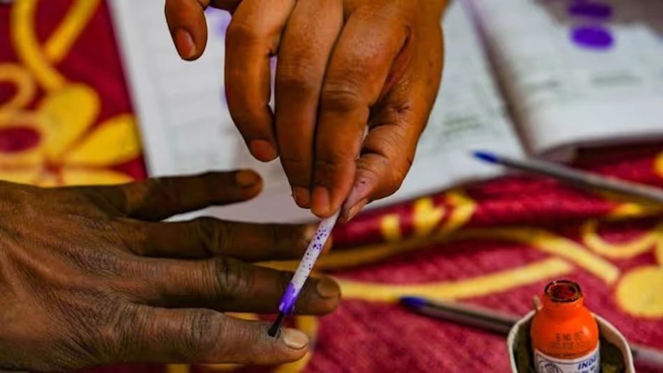 വിമുക്തി കേന്ദ്രത്തില്‍ അയച്ചതിന്റെ പക; ഗുരുതിത്തറയിലെ വാളുമായി വീട്ടിലെത്തിയ യുവാവ് അനുജനെ വെട്ടി