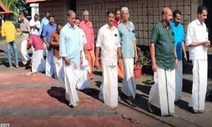 എസ് എന്‍ ഡി പി സംയുക്ത സമിതിയുടെ നേതൃത്വത്തില്‍ തിരുവിതാംകൂര്‍ ദേവസ്വം ബോര്‍ഡ് ക്ഷേത്രത്തില്‍ ഷര്‍ട്ട് ധരിച്ച്‌ പ്രവേശിച്ചു സമരം നടത്തി