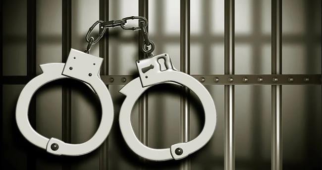 വി​മാ​ന​യാ​ത്ര​യ്ക്കി​ടെ ന​ഗ്ന​യാ​യി സീ​റ്റി​ൽ മ​ല​മൂ​ത്ര​ വി​സ​ർ​ജ​നം; സ്ത്രീ ​അ​റ​സ്റ്റി​ൽ