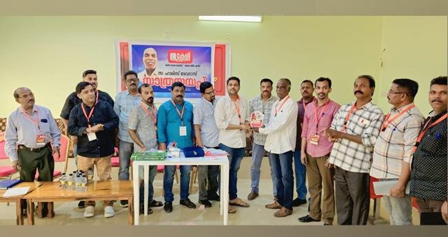 ഹാ​രീ​സ് ദേ​വ​ദാ​സി​ന് കേ​ളി യാ​ത്ര​യ​യ​പ്പ് ന​ൽ​കി