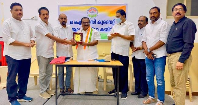 എ. ​ക​ബീ​റി​ന് ഒ​ഐ​സി​സി കു​വൈ​റ്റ് ആ​ല​പ്പു​ഴ ജി​ല്ലാ ക​മ്മി​റ്റി സ്വീ​ക​ര​ണം ന​ല്‍​കി