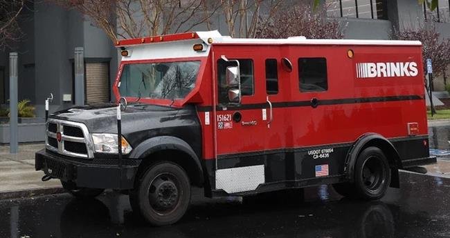 ഷി​ക്കാ​ഗോ​യി​ൽ ബ്രി​ങ്ക്സ് ട്ര​ക്കി​ൽ നി​ന്നും പ​ണം റോ​ഡി​ലേ​ക്ക് വീ​ണു; മൂ​ന്ന് ല​ക്ഷം ഡോ​ള​ർ കാ​ണാ​താ​യി