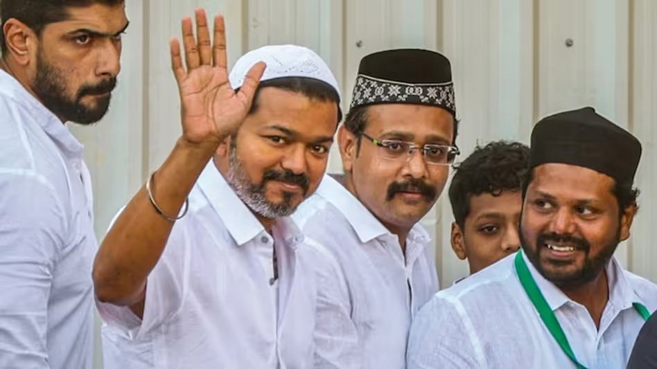 മദ്യപാനികളെ ക്ഷണിച്ചു: ഇഫ്താർ വിരുന്നിൽ നടൻ വിജയ്ക്കെതിരെ ഫത്വ