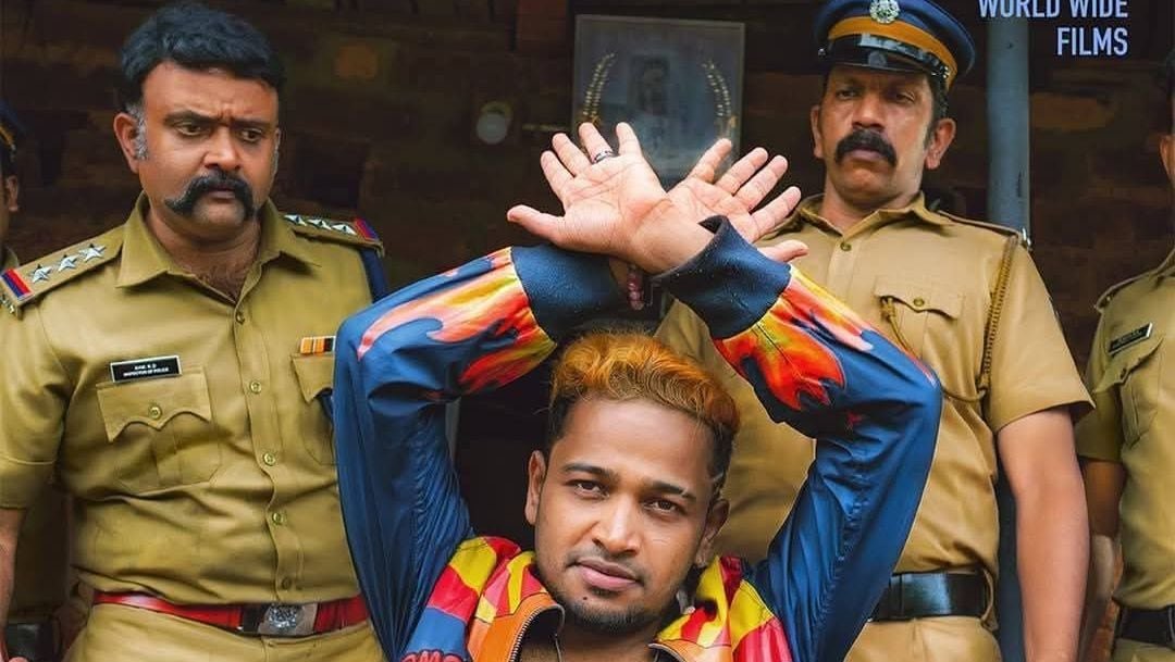 അഭിനേതാക്കളുടെ കൂട്ടത്തിൽ ട്രാൻസ്ജെൻഡർ വ്യക്തി; മരണമാസ്സിന് സൗദിയിൽ വിലക്ക്, കുവൈത്തിൽ റീ എഡിറ്റ്