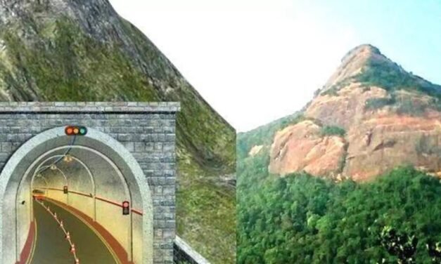 സഞ്ചാരികൾക്ക് കാഴ്ചകളുടെ ആറാട്ട് ഒരുക്കി ആറാട്ടുപാറ; കൗതുകമുണര്‍ത്തി മകുടപ്പാറയും പക്ഷിപ്പാറയും