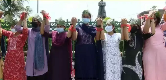 കയ്യും കാലും കൂട്ടിക്കെട്ടി, പ്ലാവില തൊപ്പി വച്ച് വനിത സിപിഒ റാങ്ക് ഹോൾഡേഴ്‌സ് സമരം
