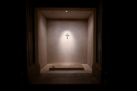 ഫ്രാൻസിസ് മാർപാപ്പയുടെ അന്ത്യവിശ്രമസ്ഥലം വിശ്വാസികൾക്ക് തുറന്നുകൊടുത്തു