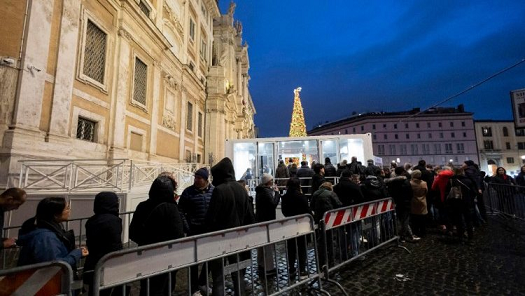 ഫ്രാൻസിസ് പാപ്പായുടെ കബറിടത്തിലേക്ക് വന്‍ ഭക്തജന പ്രവാഹം