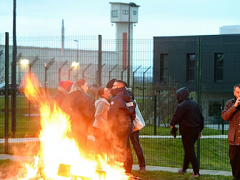 ഫ്രഞ്ച് ജയിൽ ആക്രമണത്തിന് ശേഷം പോലീസ് നടത്തിയ റെയ്ഡുകളിൽ 20 പേർ അറസ്റ്റിലായി