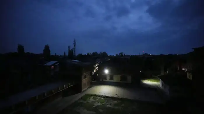 ജമ്മുവിൽ വീണ്ടും സൈറൺ, ബ്ലാക്ക് ഔട്ട് ഏർപ്പെടുത്തി; അതീവ ജാഗ്രത തുടരുന്നു