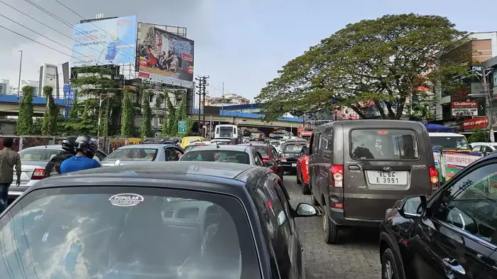  ഇടപ്പള്ളി ഭാഗത്തേയ്ക്ക് ഫ്രീ ലെഫ്റ്റ്, തൃപ്പൂണിത്തുറ മുതൽ വൈറ്റില വരെ സിംഗിൾ ലൈൻ; കുരുക്കഴിക്കാൻ പദ്ധതി