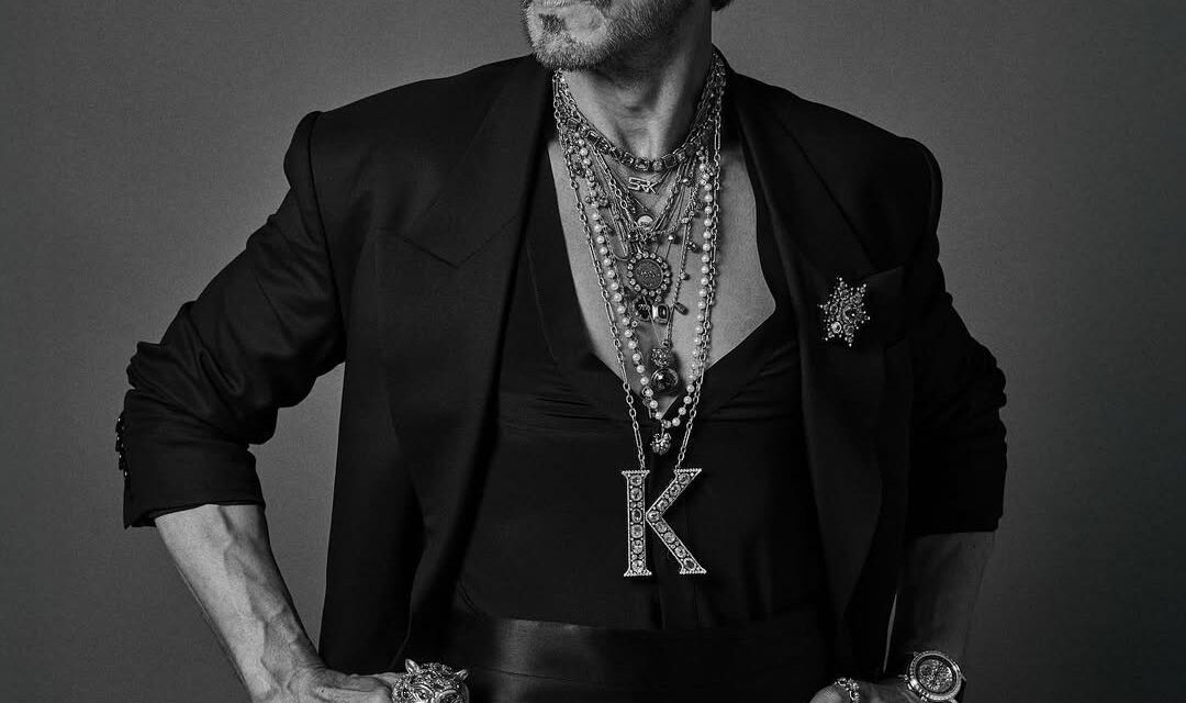 കറുത്ത സ്യൂട്ടും ആഭരണങ്ങളും ധരിച്ച് മെറ്റ് ഗാലയിൽ അരങ്ങേറ്റം കുറിച്ച് കിങ്ങ് ഷാരൂഖ് ഖാൻ