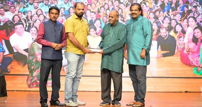 രാ​ജേ​ഷ് കു​മാ​റി​ന് സോ​ഷ്യ​ൽ എ​ക്സ​ല​ൻ​സ് അ​വാ​ർ​ഡ്