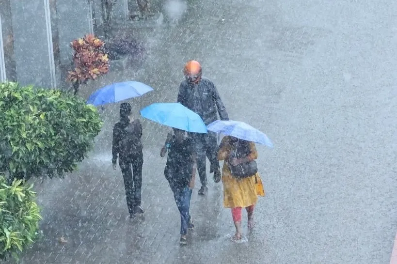  സംസ്ഥാനത്ത് ശക്തമായ മഴ,മഞ്ഞ അലർട്ട്; കള്ളക്കടൽ ജാഗ്രതാ നിർദ്ദേശം