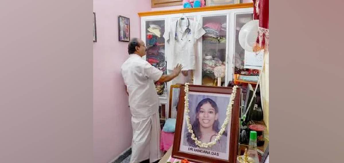 ഡോ.വന്ദനദാസിന്റെ ഓർമ്മകൾക്ക് ഇന്ന് രണ്ട് വയസ്; മകളുടെ മരണത്തിൽ ദുരൂഹതകളുണ്ടെന്നാവർത്തിച്ച് പിതാവ്