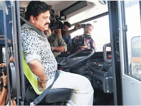 ഒരു സ്കൂട്ടറിൽ 4 കുട്ടികൾ, പെട്ടത് ഗണേഷ് കുമാറിന്‍റെ മുൻപിൽ; ‘കൊച്ചു പിള്ളേരാ, ഉടമയുടെ ലൈസൻസ് റദ്ദാക്കിയേക്ക്’