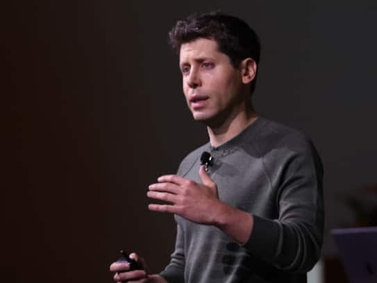 മൊബൈല്‍ ഫോണ്‍ യുഗം അവസാനിച്ചേക്കും! ഗെയിം ചേഞ്ചര്‍ ഡിവൈസ് അവതരിപ്പിക്കാന്‍ ഓപ്പണ്‍എഐ