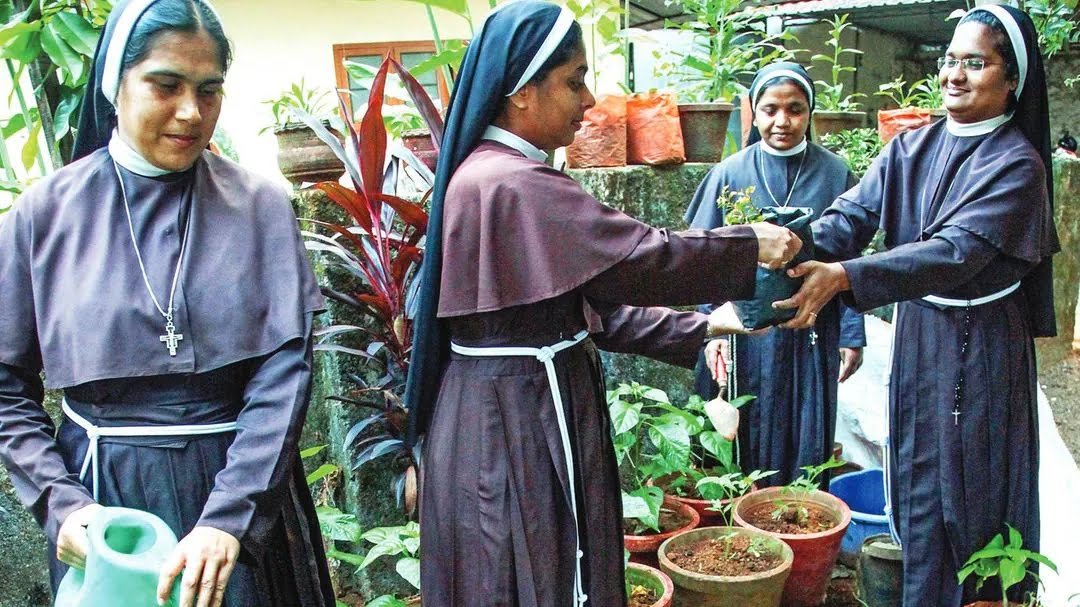 കുറവിലങ്ങാട് മഠത്തിൽ ഇനി മൂന്ന് കന്യാസ്ത്രീകൾ മാത്രം, ആഹാരത്തിനുപോലും ബുദ്ധിമുട്ടുണ്ടെന്ന് സൂചന
