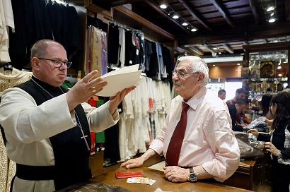 പുതിയ പാപ്പയ്ക്കായി മൂന്ന് വ്യത്യസ്ത വലിപ്പങ്ങളിലുള്ള വസ്ത്രങ്ങൾ തയ്യാർ