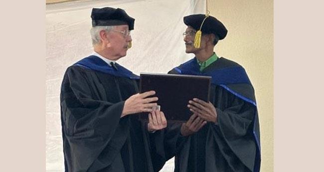 എ​ഴു​ത്തു​കാ​ര​നും ചി​ന്ത​ക​നു​മാ​യ നൈ​നാ​ൻ മാ​ത്തു​ള്ള​യ്ക്ക് ഡോ​ക്ട​റേ​റ്റ് ല​ഭി​ച്ചു