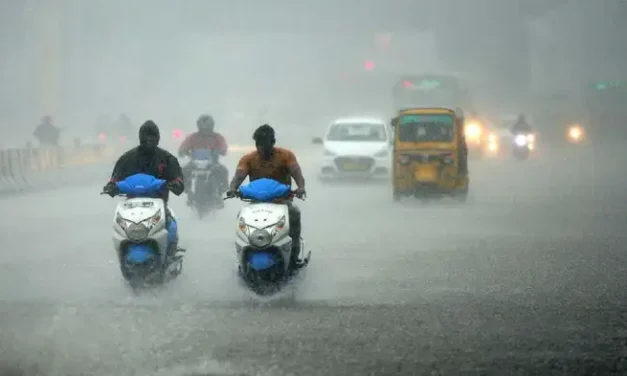 അതിതീവ്ര മഴ കുറഞ്ഞെങ്കിലും ഈ ജില്ലകളിൽ മഴ ആഞ്ഞടിക്കും; ശക്തമായ കാറ്റിന് സാധ്യത, ഓറഞ്ച് – യെല്ലോ അലേർട്ടുകൾ പ്രഖ്യാപിച്ചു
