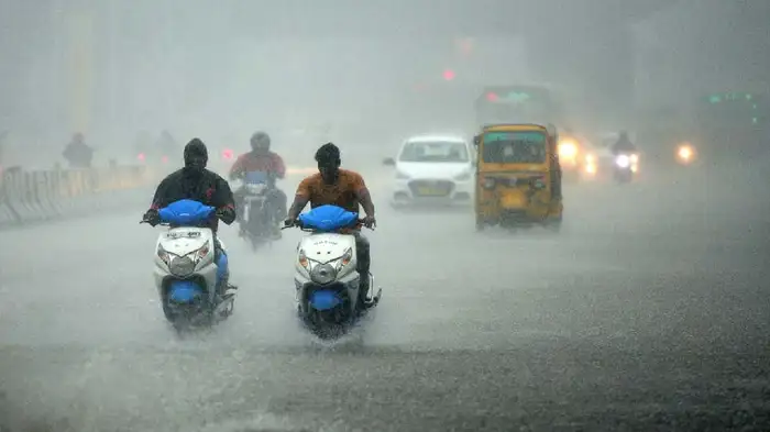 അതിതീവ്ര മഴ കുറഞ്ഞെങ്കിലും ഈ ജില്ലകളിൽ മഴ ആഞ്ഞടിക്കും; ശക്തമായ കാറ്റിന് സാധ്യത, ഓറഞ്ച് – യെല്ലോ അലേർട്ടുകൾ പ്രഖ്യാപിച്ചു