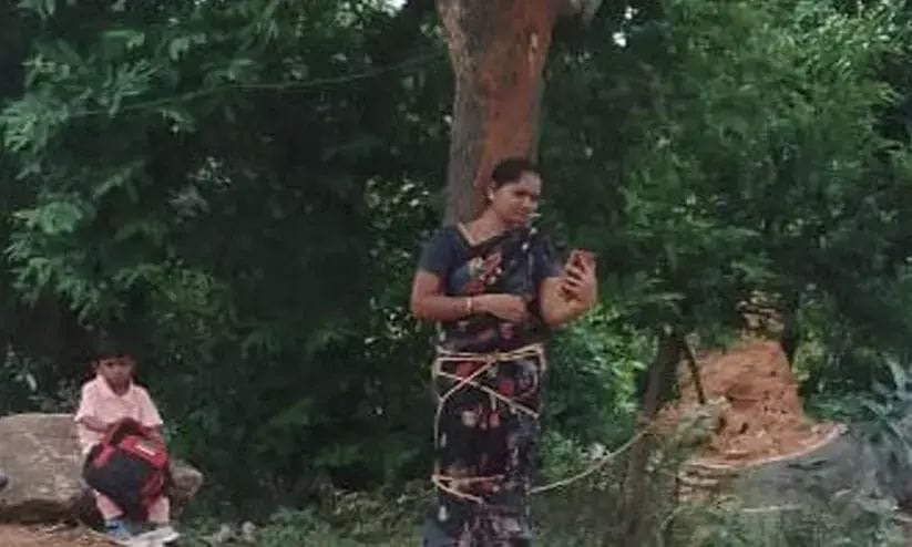 കടം വാങ്ങിയ പണം തിരിച്ചുനല്‍കാത്തതിന് യുവതിയെ മരത്തില്‍ കെട്ടിയിട്ട് പരസ്യമായി അധിക്ഷേപിച്ചു
