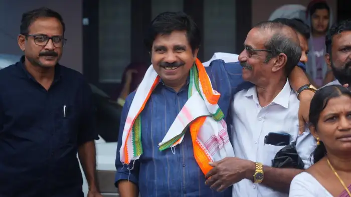 നിലമ്പൂരിൽ ആദ്യ ലീഡ് ആര്യാടൻ ഷൗക്കത്തിന്​​; ഇവിഎം എണ്ണിത്തുടങ്ങി