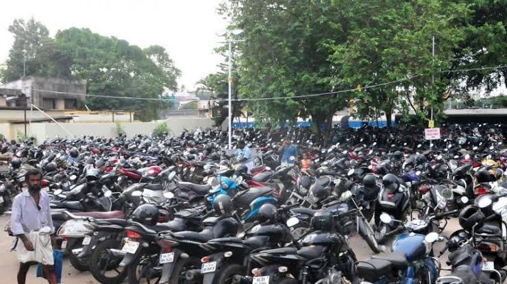 റെയിൽവേ സ്റ്റേഷനുകളിലെ വാഹന പാർക്കിംഗ് ഫീസിൽ വർദ്ധനവ് ഇരട്ടിയിലേറെ ആക്കിയെന്ന് പരാതി